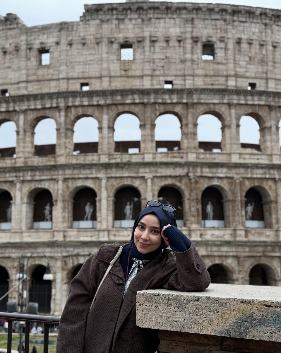 Rümeysa Çiftçi, Roma'da Kolezyum'un önünde